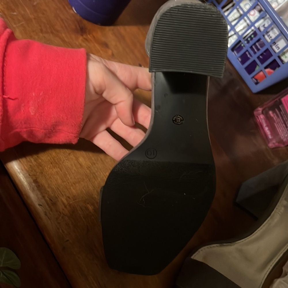 Grey heels - Picture 3 of 7
